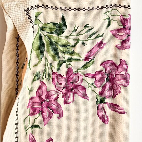 Vintage Cross Stitch embroidered Floral Purple Lilac Ivory Tablecloth - Picture 7 of 9